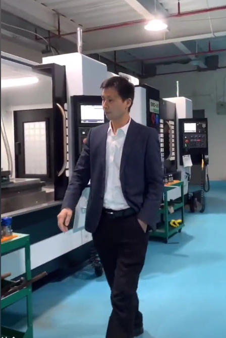 黄总在车间
